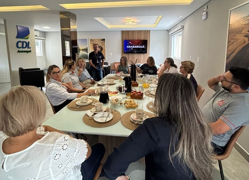 CDL Araranguá realiza primeira edição do Café com a Presidente - Rádio Araranguá FM 95.5