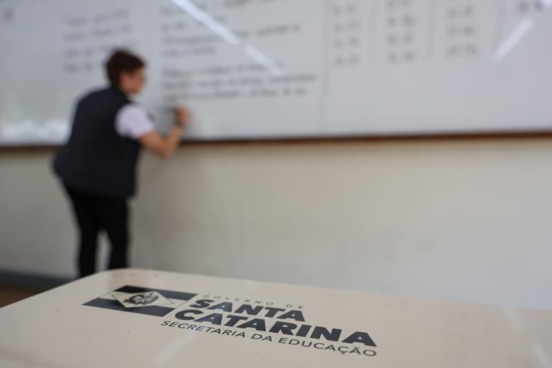 Governo de SC lança edital de novo concurso público da Educação com até 10 mil vagas para quadro efetivo da rede estadual - Rádio Araranguá FM 95.5