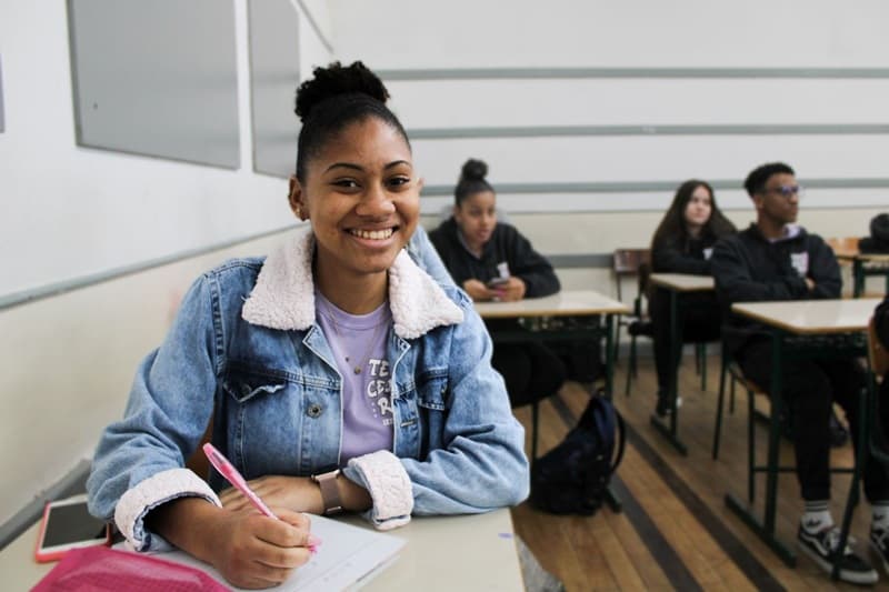 Estudantes de Santa Catarina são os que menos faltam à escola por insegurança ou por não ter absorvente - Rádio Araranguá FM 95.5
