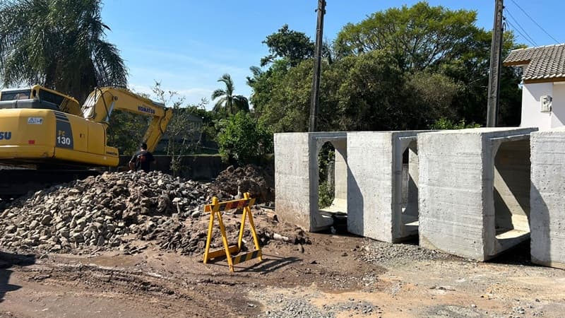 Rua Timbé do Sul, em Araranguá, recebe obra de drenagem - Rádio Araranguá FM 95.5