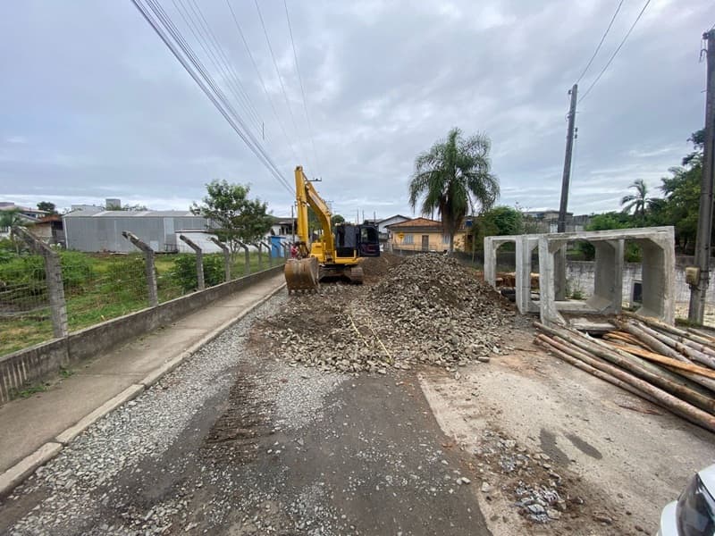 Rua Timbé do Sul, em Araranguá, é bloqueada para andamento de obra - Rádio Araranguá FM 95.5