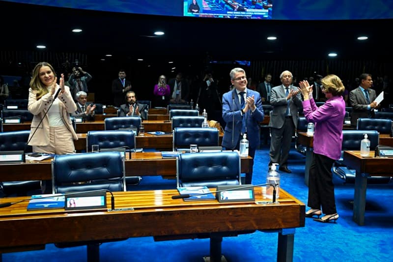 Licença-paternidade de até 20 dias é aprovada pelo Senado - Rádio Araranguá FM 95.5