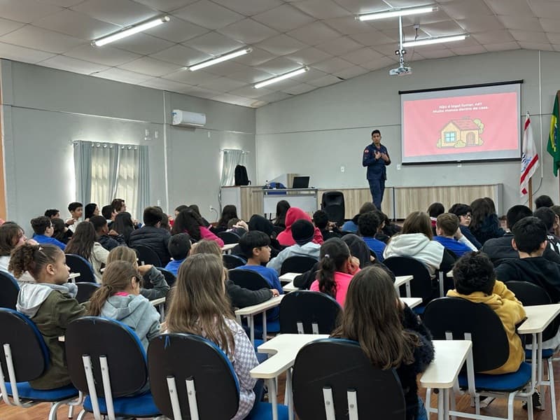 Bombeiros de SC levam educação contra incêndios a milhares de crianças em escolas