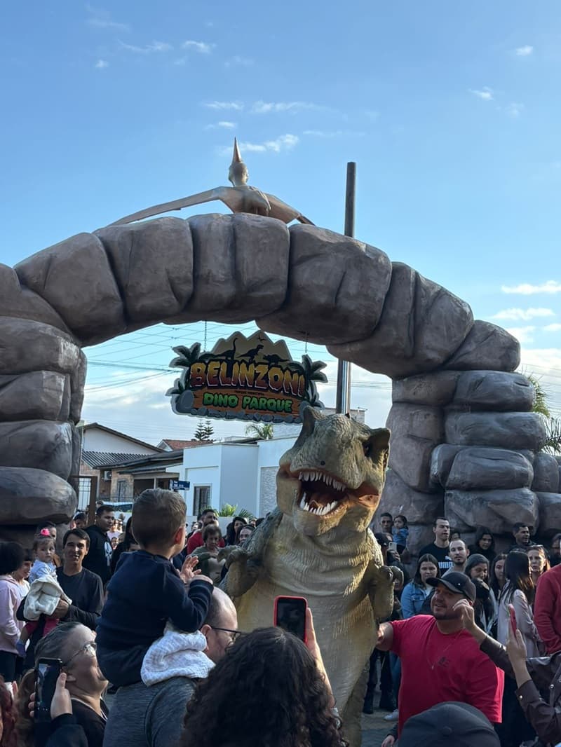 Dino Parque em Araranguá Atrai Milhares e Movimenta Economia Local