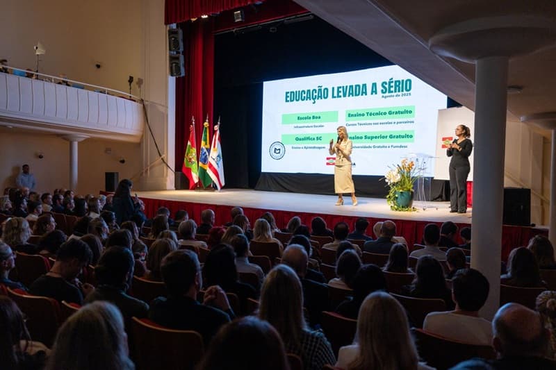 Santa Catarina lança programas inovadores para transformar o ensino e combater defasagens escolares