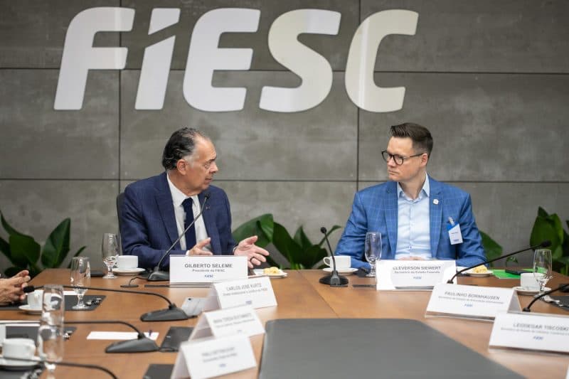 FIESC e governo de SC montam grupo de trabalho por medidas contra “Segundo Tarifaço” - Rádio Araranguá FM 95.5